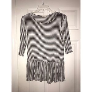 Flowy black/white shirt with mid-length sleeves